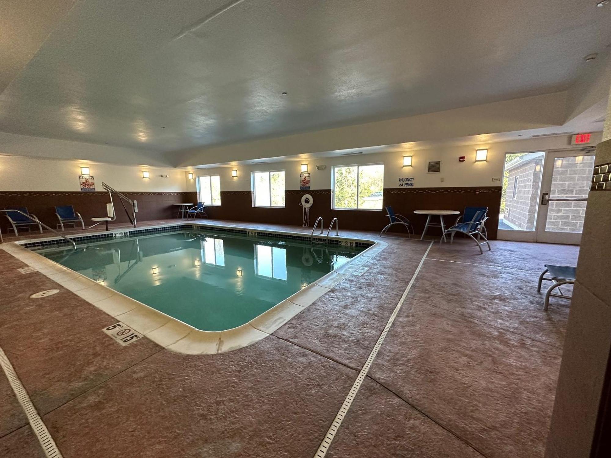Holiday Inn Express Belle Vernon Екстериор снимка
